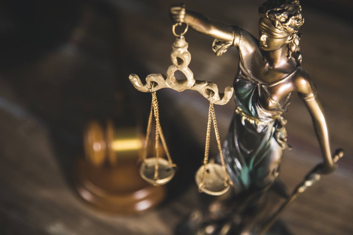 freepik-statue-of-justice-and-gavel-on-wooden-table