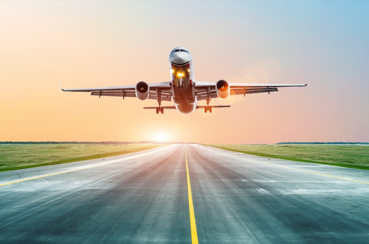 freepik-airplane-landing-on-the-runway-in-the-evening-at-sunset-at-the-airport