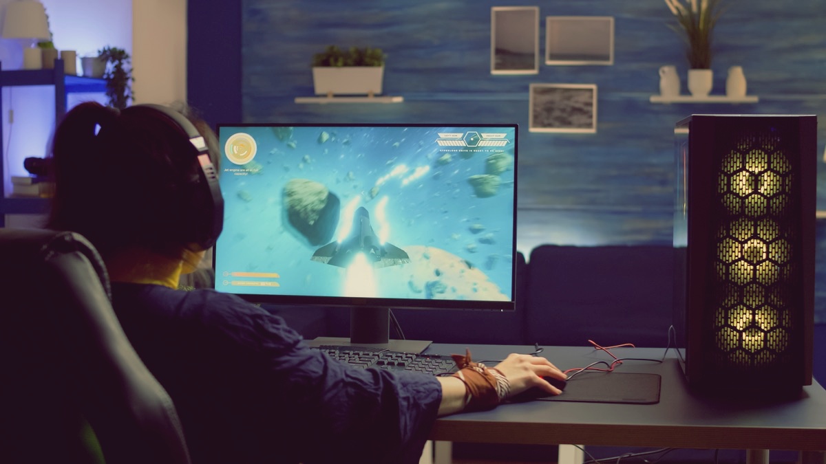 freepik-video-game-r-wearing-headset-and-playing-online