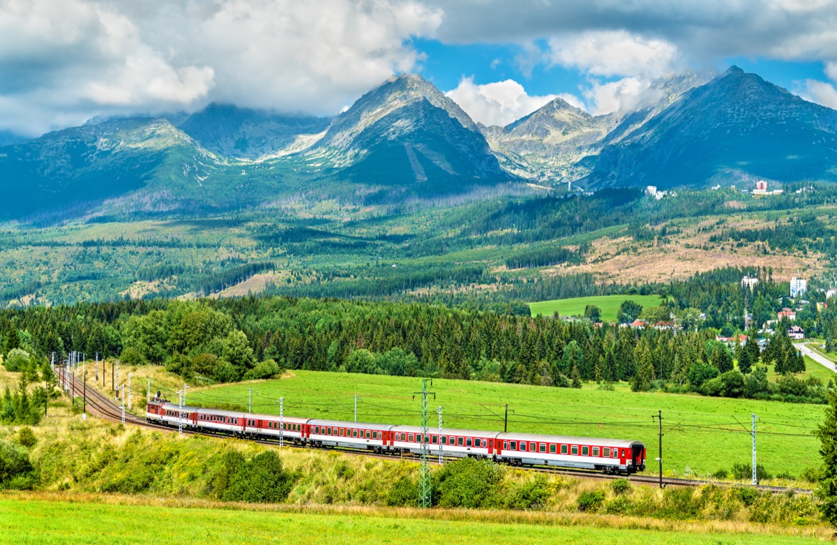 freepik-passenger-train-in-the-high-tatra